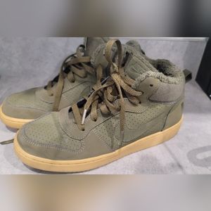 Nike Court Borough Mid Wntr Olive